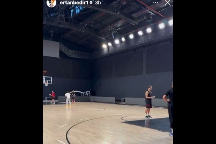 👍范乔丹和申京在其老家土耳其合练！还有火箭助教们陪同