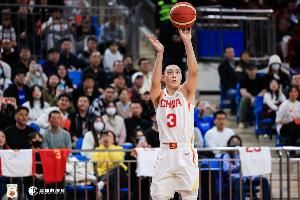 能输出能串联！胡明轩半场5中2贡献8分3板4助 黑白组合频繁连线