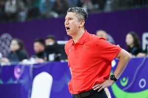 很激进！中国男篮首节采用12人大轮换 全部球员都获得上场机会