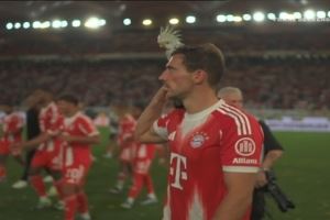 成传统了🤣格雷茨卡肩扛鹦鹉饰品，庆祝德超杯夺冠