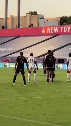 场边视角🤳看孙兴慜任意球直挂死角