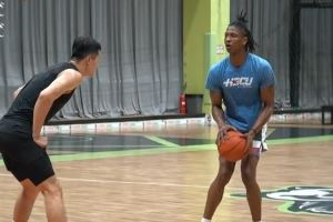 技术流对决！李观洋和前广州外援威尔-道格拉斯打1V1