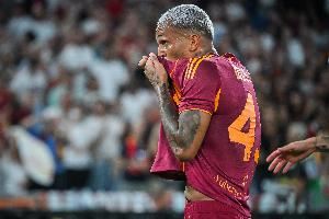 记者：罗马新援韦斯利左大腿肌肉超负荷，出战都灵成疑