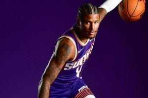 这属实有点小帅！杰伦-格林晒定妆照：生涯第五个赛季🖤