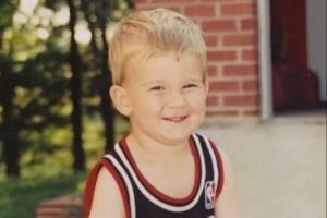 湖人全队猜儿时照片 詹姆斯表示猜不中 东契奇一把猜中里夫斯