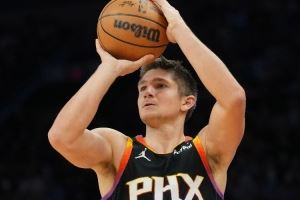 填满数据栏！阿伦11中5&三分6中3拿到13分 另有2板2助1断1帽