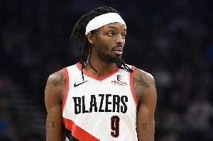 打得还行！格兰特半场9投2中得8分5板1助2断0失误 正负值+11