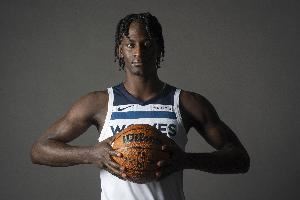 打广州可以出战！莱昂纳德-米勒右手小拇指割伤已恢复！