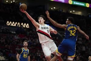 杨瀚森再战勇士仅1个掩护犯规 上场4失误6犯规&多次被吹掩护犯规