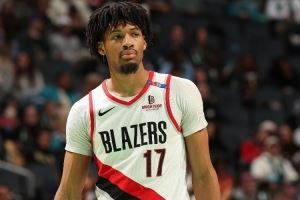 外线还没开！夏普首节出战7分钟 5中2&三分3中0拿到6分1助