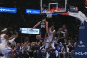 秀操作!华莱士抢断空中转体骗过两人助攻亚历山大轻松得分