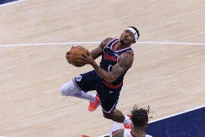 🙂被嘘懵了？比尔在太阳球迷漫天嘘声中 半场11中2仅5分