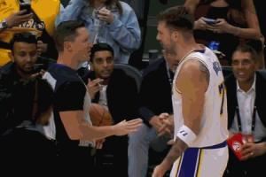 小麻烦!东契奇开场不到五分钟已经领到2次犯规!