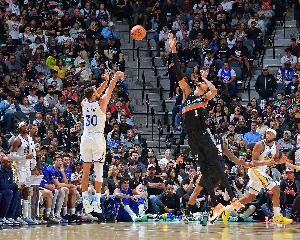 勇士VS马刺裁判报告:1次漏判福克斯推人犯规 对勇士不利